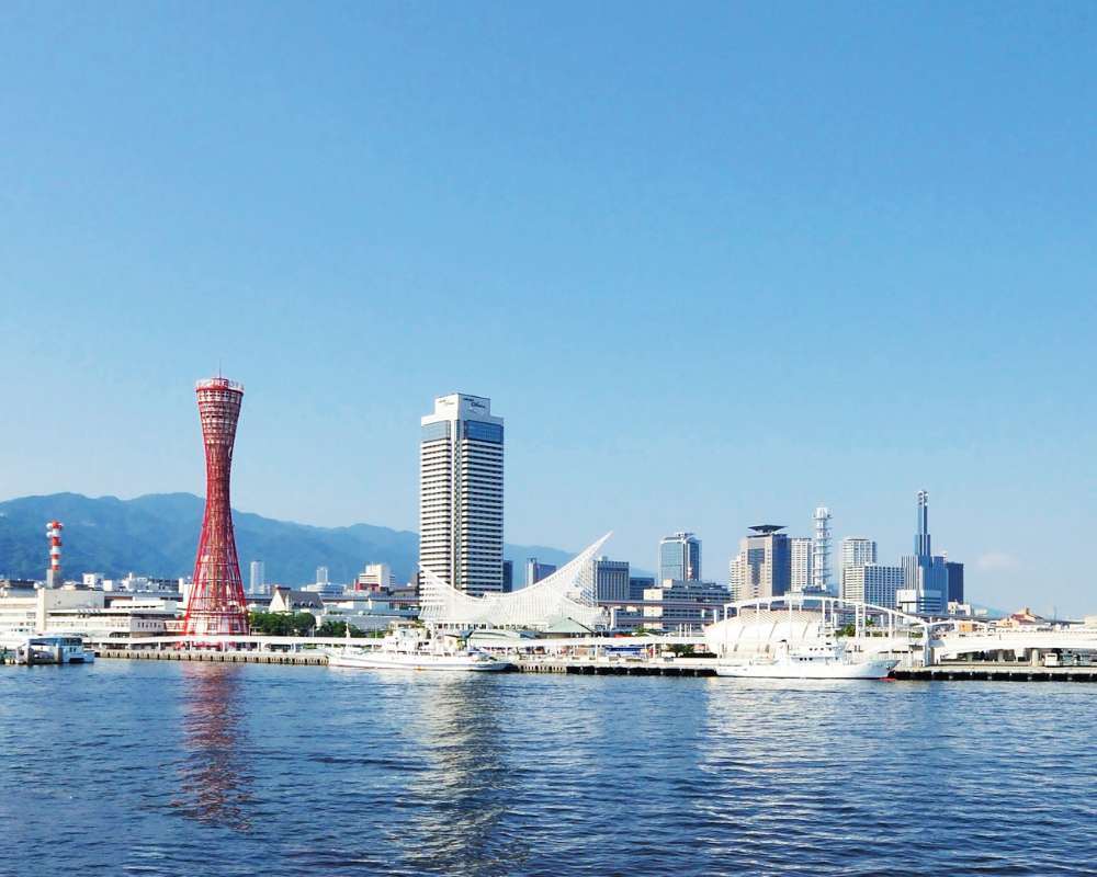 ポートタワーや海が写っている神戸市のポートアイランドの写真