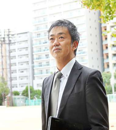 スーツを着ている男性社員の写真