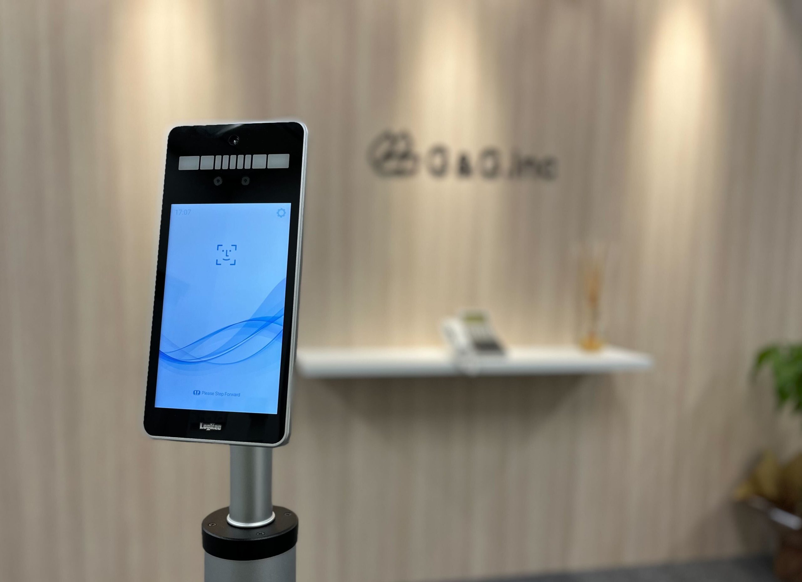 サーマルカメラによる顔認証タイムカード勤怠打刻、体調管理と管理部の工数削減を同時に実現。  「Logitec顔認証搭載AIサーマルカメラLTCーT80Series」と勤怠管理クラウドのAPI連携。 | 開発・導入事例 |  ジィ・アンド・ジィ株式会社