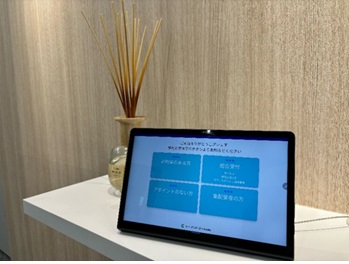 洗練された受付で、企業の顔をアップグレード。 受付システムを活用し、業務時間短縮を実現。